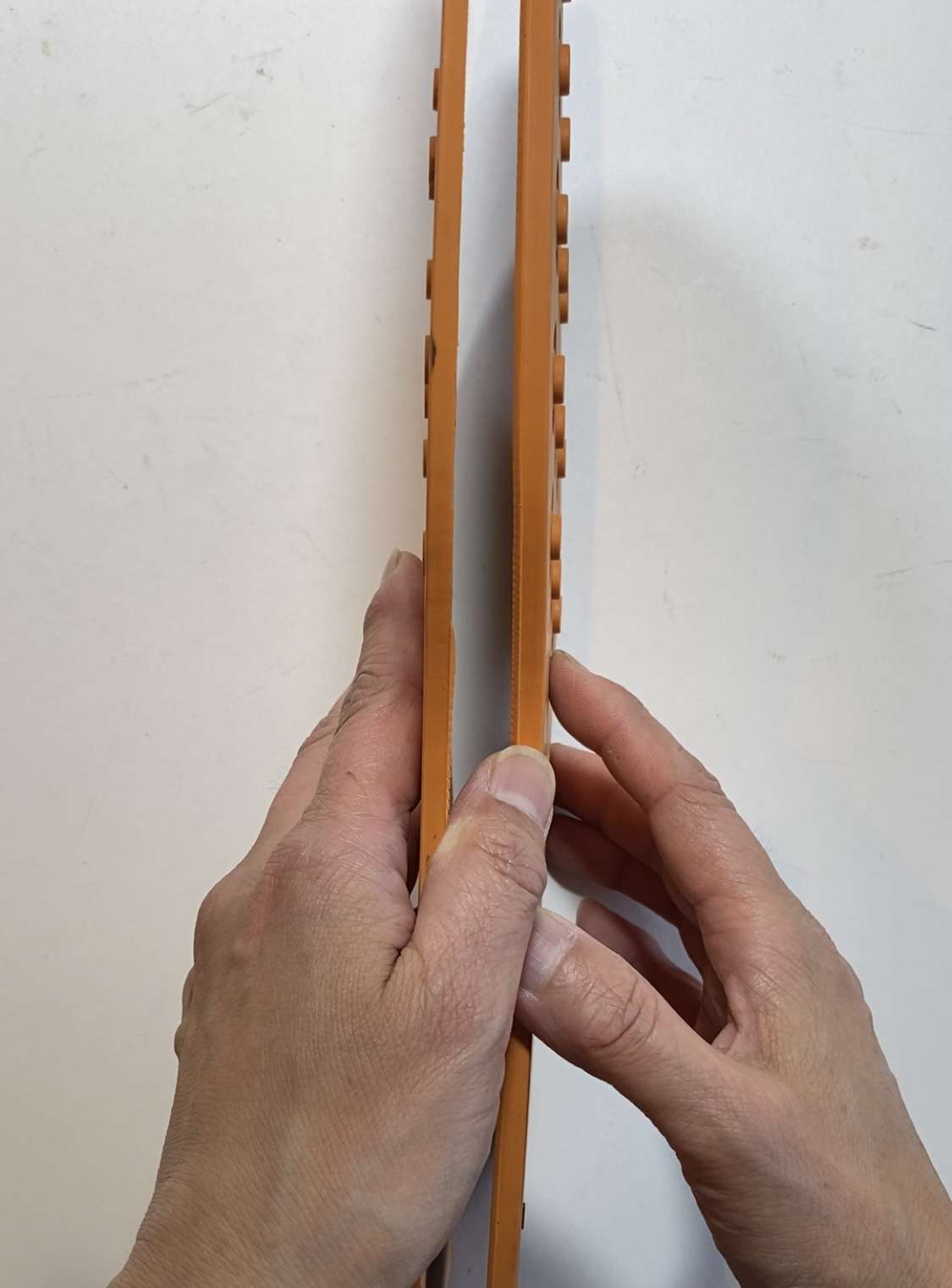 《靴の底材》 重たさと硬さ(屈曲性)が使いにくかった材料の厚みを削りました。