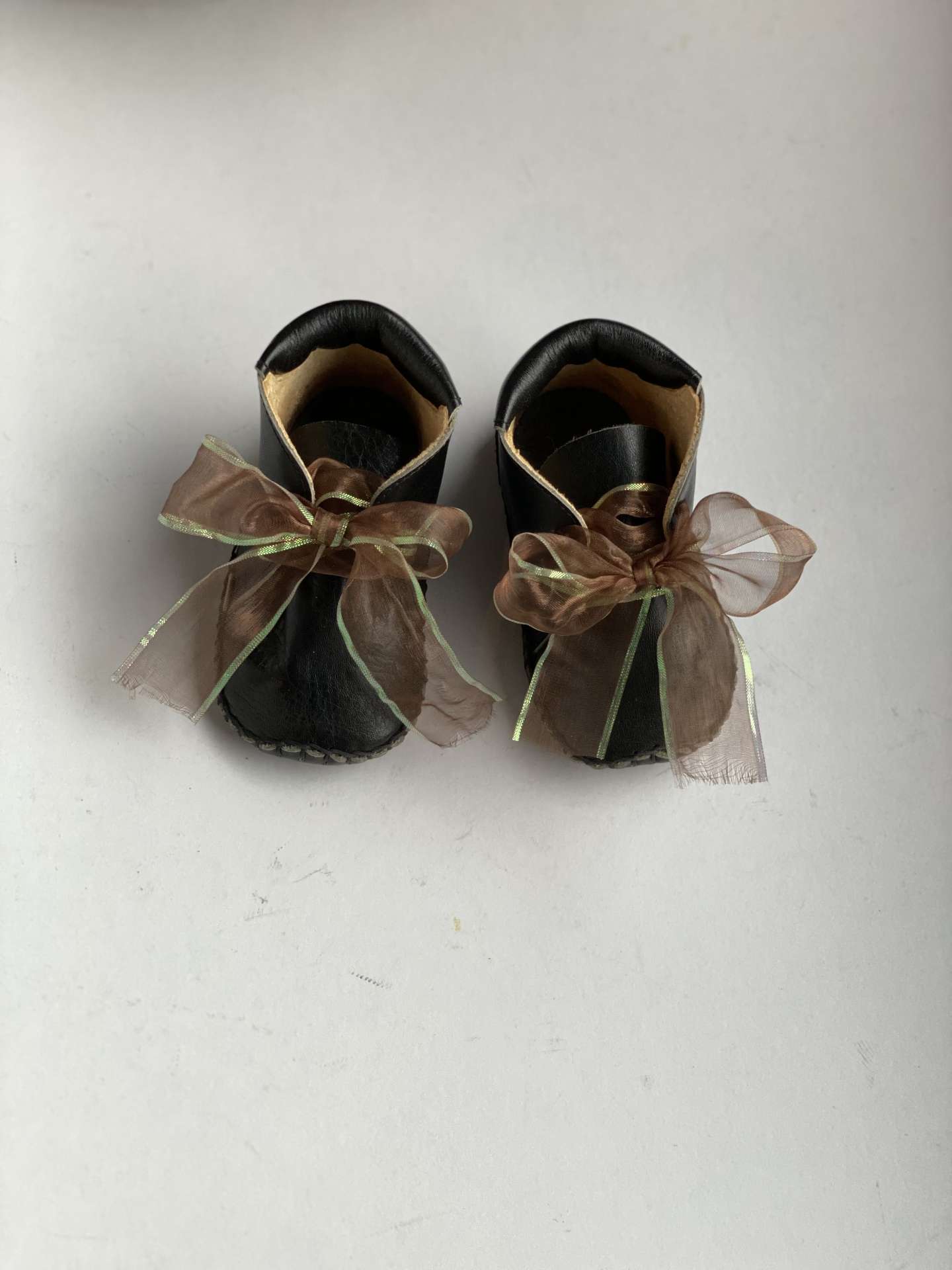 ベビー靴の靴紐を、ふんわりとしたオーガンジーリボンに替えるだけで、ぐっと華やかなドレスタイプに変身✨ ちょっと特別なお出かけや、おめかしスタイルにもぴったりです♪