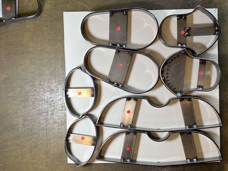 《丸手印のベビー靴》 金型(革裁断型)を作っているもの数点あり。