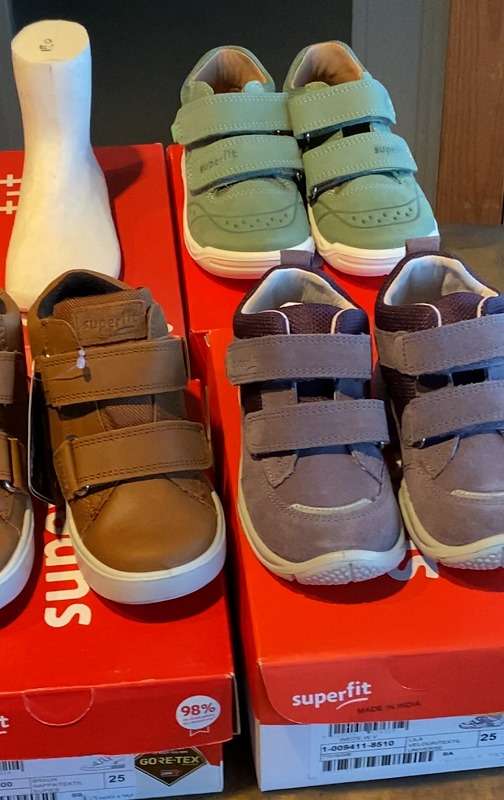 《スーパーフィット》子ども靴 オーダー靴の製作と靴教室の運営を中心に、フェルゼ販売代理店としてスーパーフィットの販売をしています。