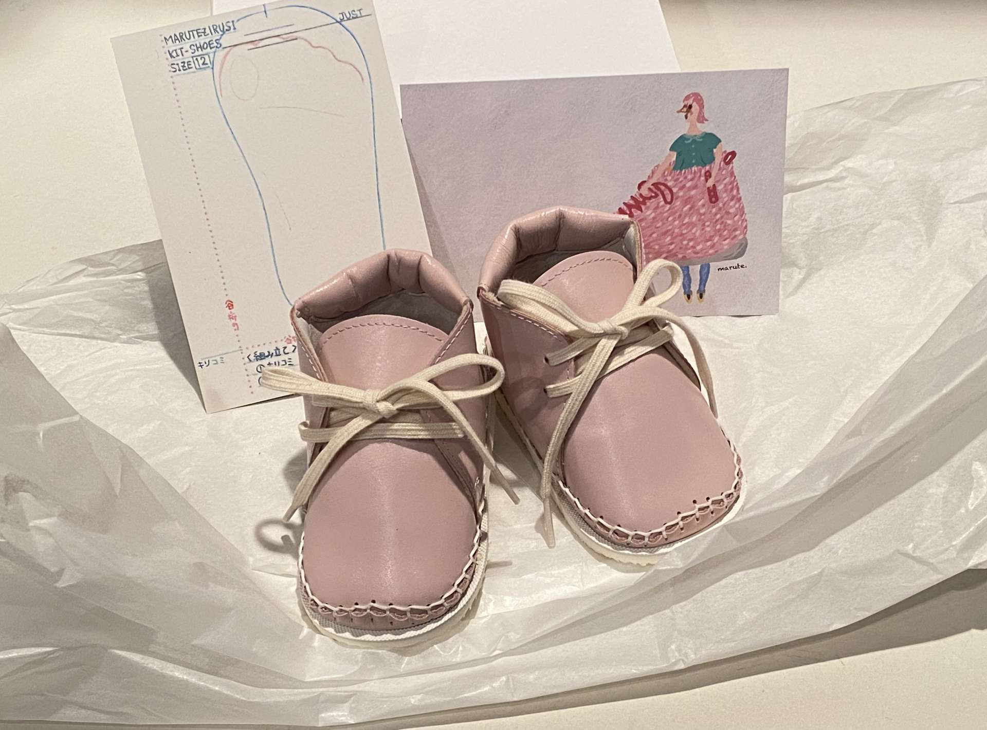 子どもたちの足を　ずっと見守る［子ども靴］丸手印・製